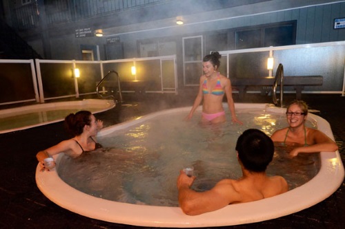 Mount Robson Inn hottub